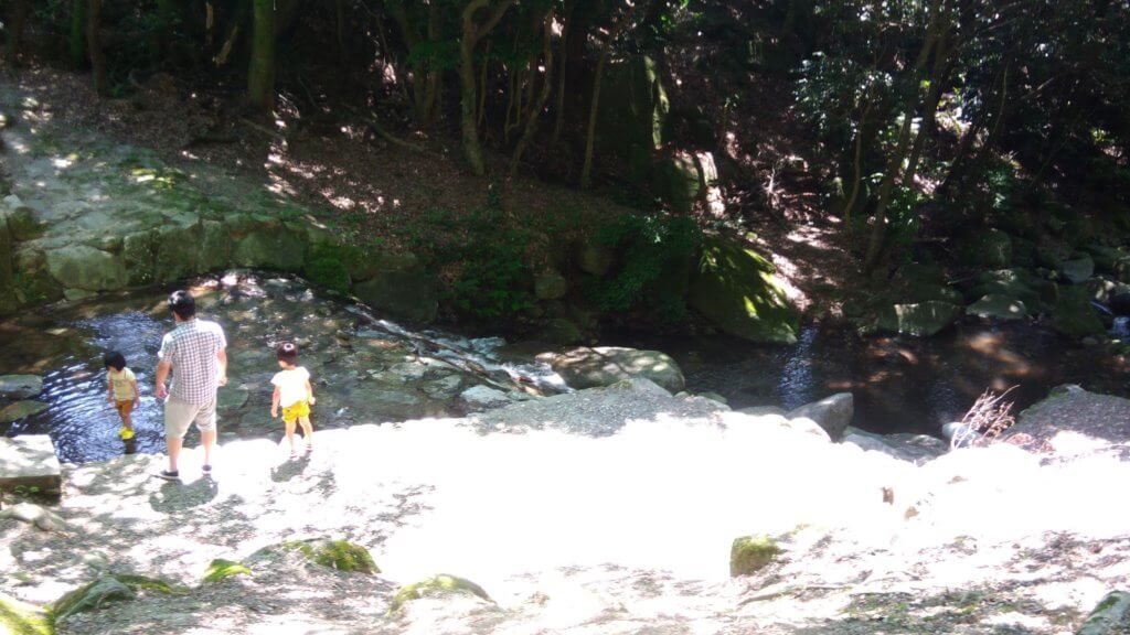 福岡　家族でキャンプ　初心者　一本松キャンプ場　水遊び　小川