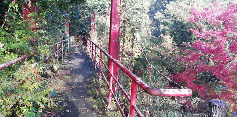 岩屋の赤い橋