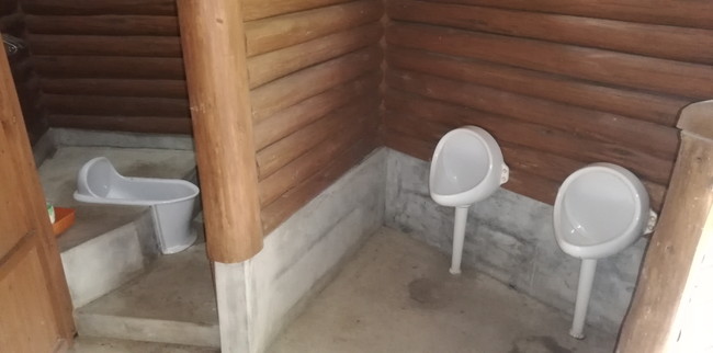 佐賀の奥平谷キャンプ場の和式トイレは掃除されている