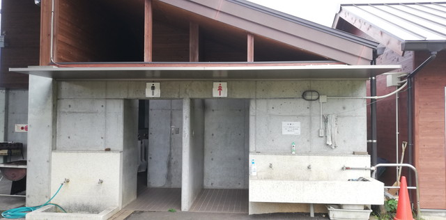 長崎四本堂キャンプ場の管理棟側のトイレ